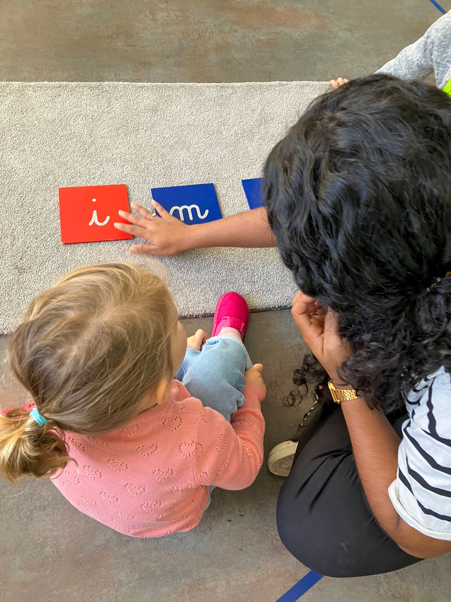 Photo d'un enfant utilisant du matériel de la pédagogie Montessori